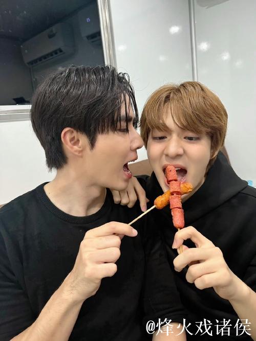 韩国乐队Nerd Connection贝斯手朴宰贤跟Peanut合照:Legend 韩国乐队Nerd Connection贝斯手朴宰贤跟Peanut合照:Legend