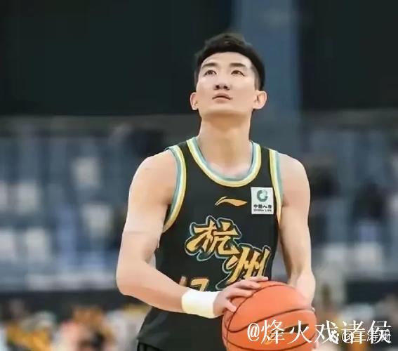 孙铭徽不高兴!拒绝布朗示好,两场比赛拿13分,1个难题困扰王博 孙铭徽不高兴!拒绝布朗示好,两场比赛拿13分,1个难题困扰王博